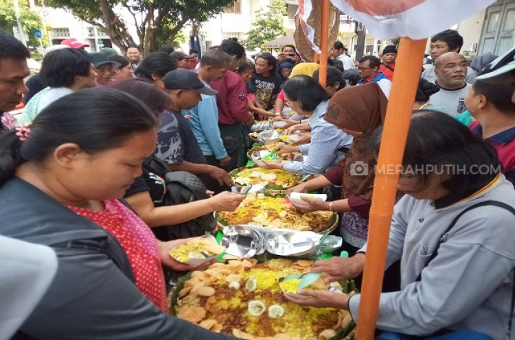 Sambut Pelantikan Jokowi-Ma'ruf, Alumni UGM Solo Potong Tujuh Tumpeng di Pasar Gede