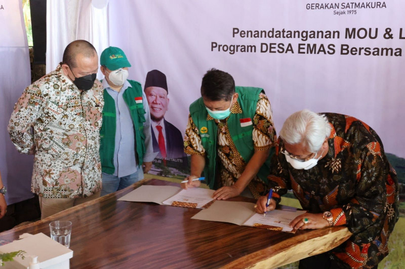 Ketua DPD RI saat menyaksikan penandatanganan MoU dan launching Pogram Desa Emas bersama Satmakura di MS Town Beach, Pantai Mutun Kabupaten Pesawaran, Lampung. ANTARA/HO-DPD RI