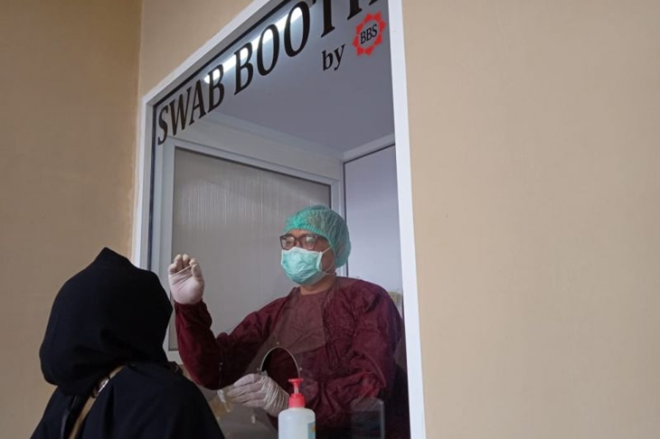 Ilustrasi - Salah satu warga menjalani swab PCR (polymerase chain reaction) di Rumah Sakit Umum Daerah (RSUD) Kota Mataram, Provinsi Nusa Tenggara Barat. ANTARA/Nirkomala