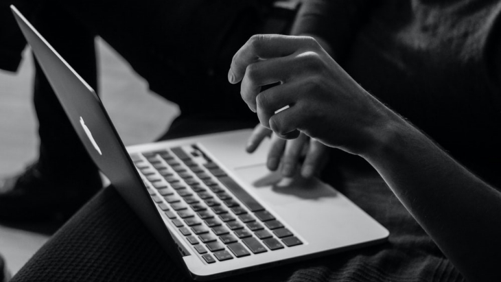 Memangku Laptop Ternyata Berbahaya bagi Kesehatan