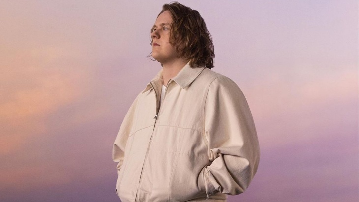Kesehatan Membaik, Lewis Capaldi Siap Kembali ke Industri Musik