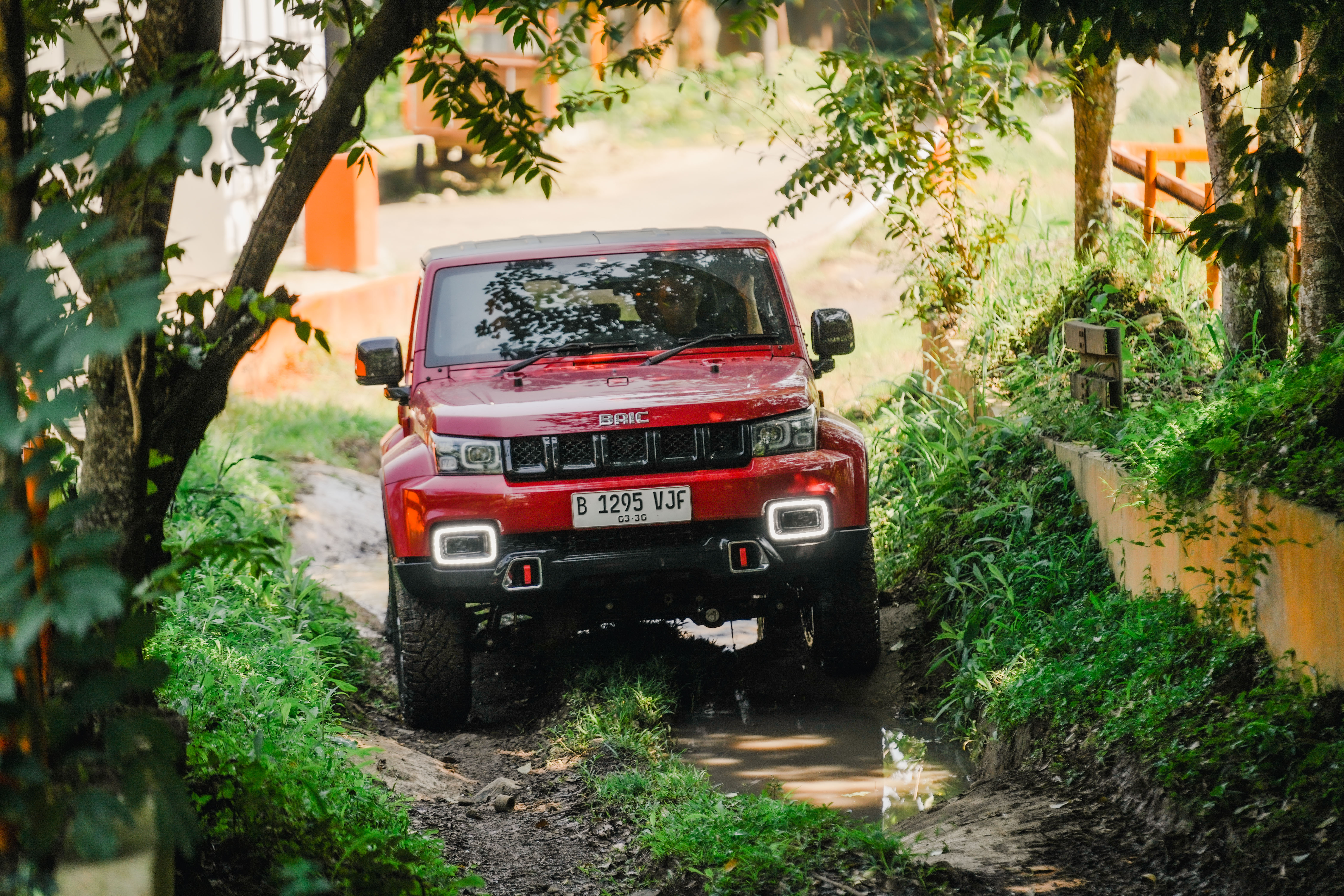 BAIC BJ40 sangat tangguh saat di medan ekstrem