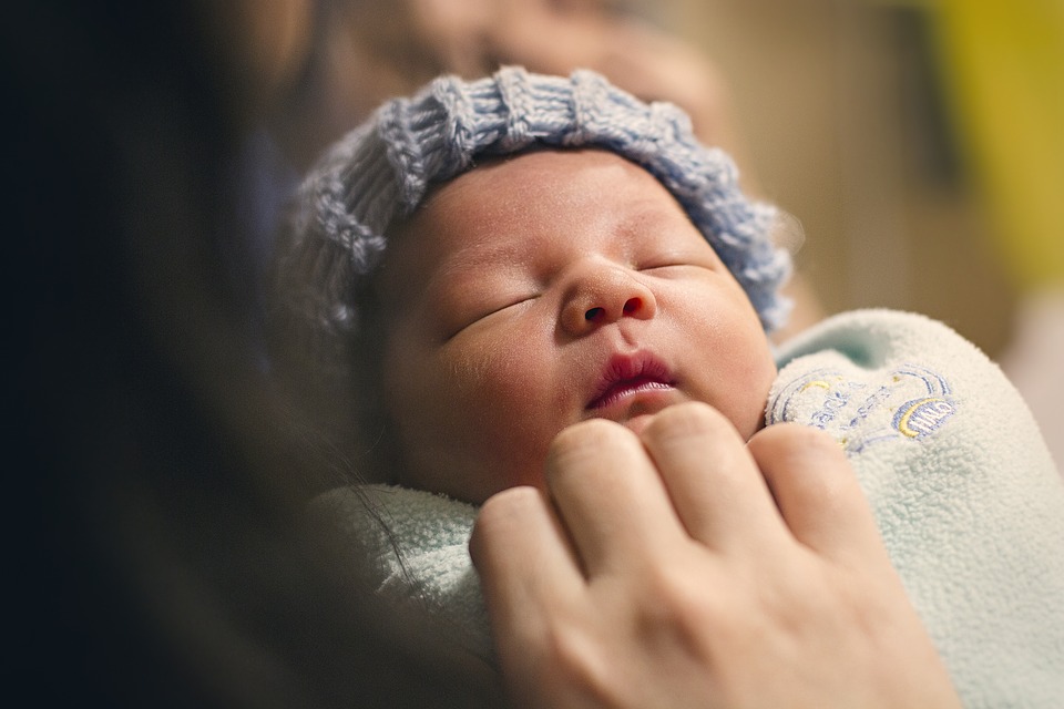 Bayi yang berkeringat adalah hal normal (Sumber: Pixabay/skimpton007)