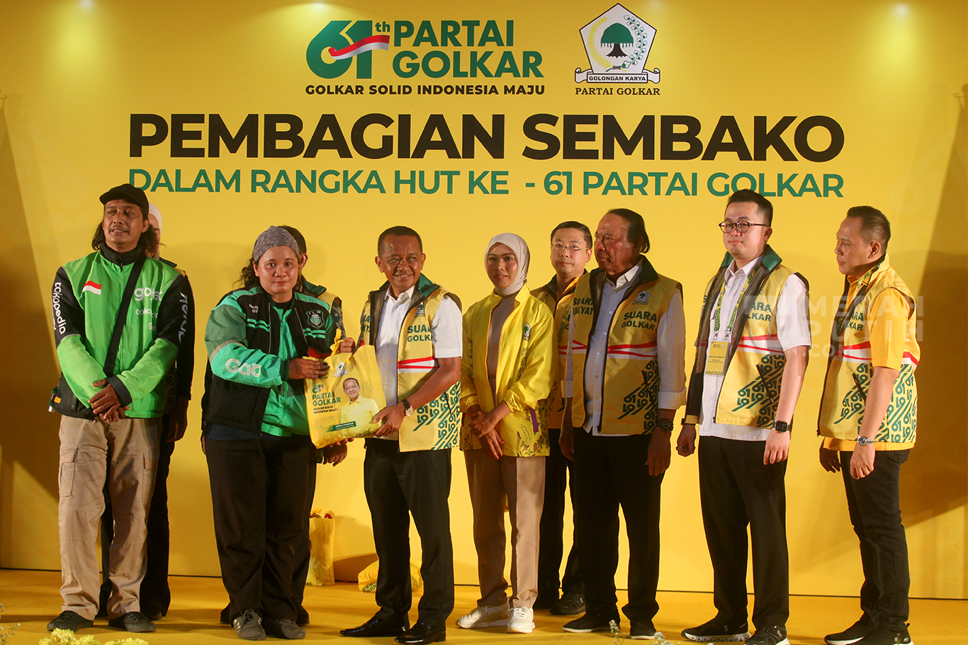 Ketum Bahlil Lahadiala Bagikan 610 Ribu Paket Sembako Peringati HUT Ke-61 Partai Golkar