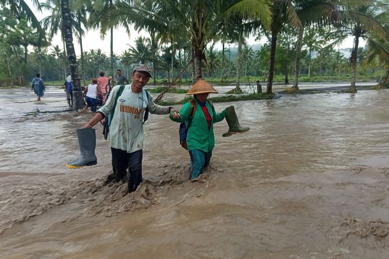 Banjir Lahar Semeru Bikin Ratusan Warga Terisolasi