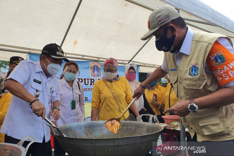 Plh Wali Kota Jakarta Pusat Irwandi beserta Plt Kepala BPBD DKI Sabdo Kurninato meninjau Dapur Umum dalam Simulasi Penanganan Banjir di Kampung Tangguh Bencana RW 005 Karet Tengsin, Rabu (2/12/2020). (ANTARA/Livia Kristianti)