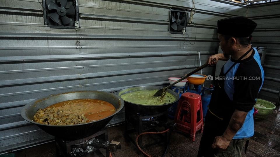 Mengintip Dibalik Ratusan Makanan Berbuka Puasa