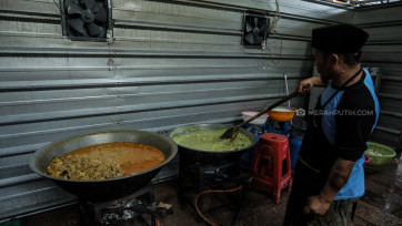 Mengintip Dibalik Ratusan Makanan Berbuka Puasa