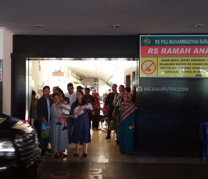 Selvi Ananda dan La Lembah Manah pulang dari RS PKU Muhammadiyah Solo, Jawa Tengah, Senin (18/11) (MP/Ismail)