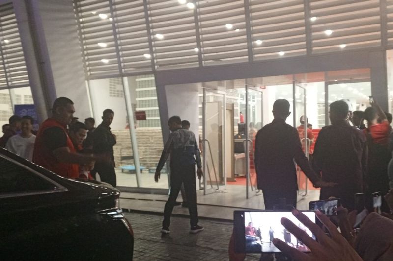 Mengenakan Jaket Biru Tua dan Ditemani Jan Ethes, Jokowi Nonton Langsung Indonesia Lawan Australia 