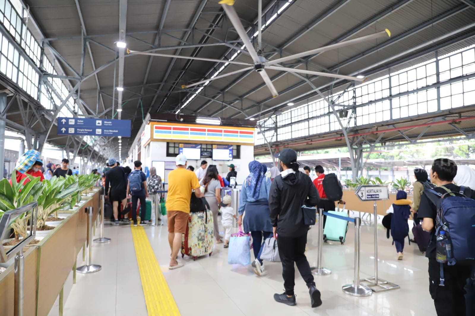 Puncak Arus Balik Nataru 2025 Hari ini, 44.875 Penumpang Kereta Tiba di Jakarta