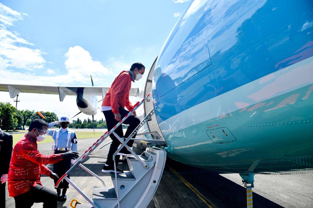 Presiden Joko Widodo naik pesawat. (Foto: Sekretariat Presiden)