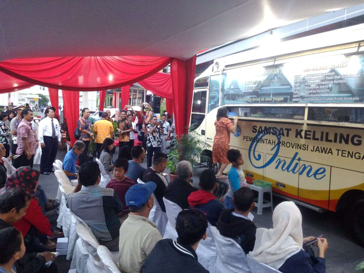 Warga mengantre pembayar pajak kendaraan di mobil Samsat keliling di pusat perbelanjaan Solo, Jawa Tengah, Selasa (30/4). (MP/Ismail)