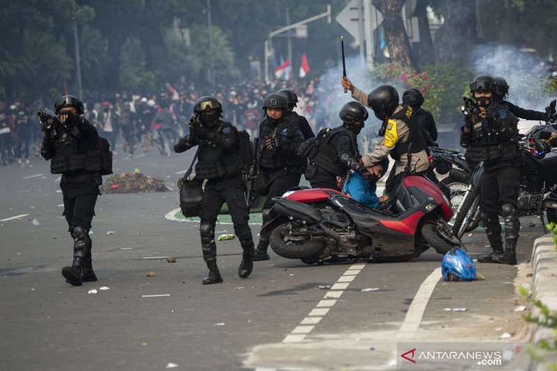 Polisi mengamankan salah satu pengunjuk rasa saat demo menolak pengesahan Undang-Undang Cipta Kerja berlangsung ricuh di Jalan Medan Merdeka Selatan, Jakarta, Kamis (8/10/2020). Unjuk rasa tersebut berakhir ricuh dan mengakibatkan sejumlah fasilitas umum rusak. ANTARA FOTO/Aditya Pradana Putra/aww.