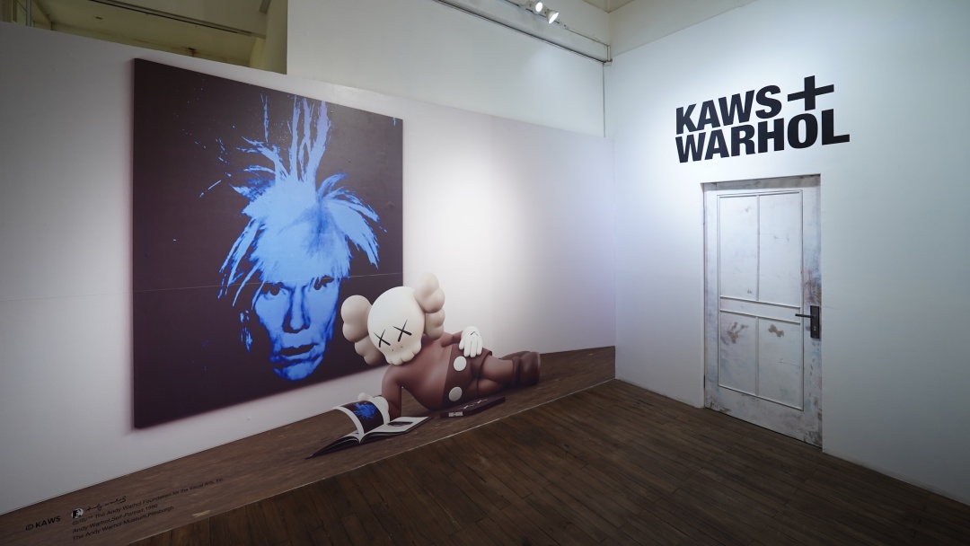 Menikmati Instalasi Kontemporer Bergaya Art Gallery Kolaborasi KAWS + Warhol