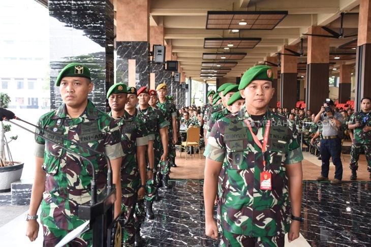 Kepala Staf TNI AD Jenderal Andhika Perkasa menyerahkan trofi kepada sejumlah kodim yang menjadi pemenang dalam Lomba Binter Tingkat Pusat. (Foto: MP/Anugerahan)