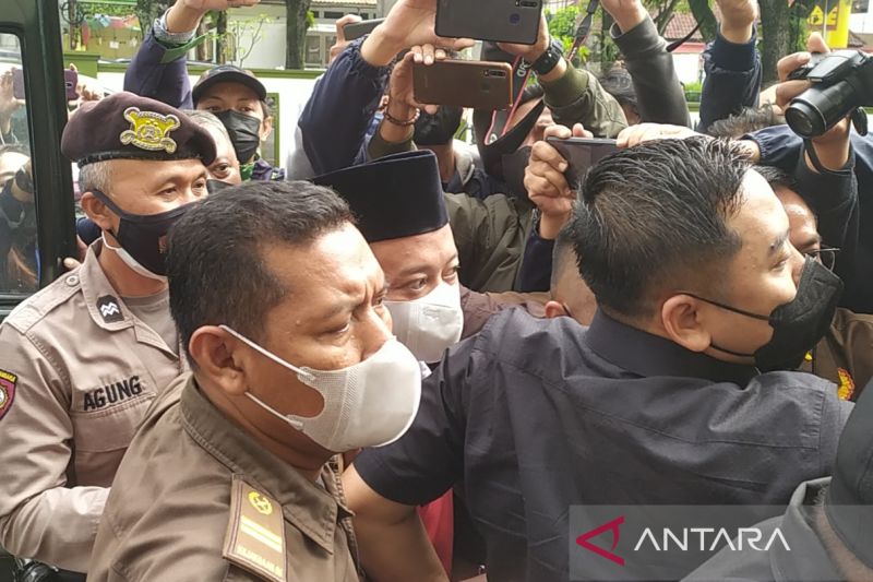 Petugas penjagaan mengawal Herry Wirawan masuk ke ruang sidang PN Bandung. (ANTARA/Bagus Ahmad Rizaldi)