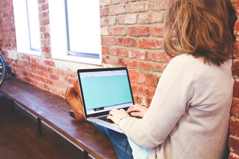 Cara Tetap Sehat Meski Bekerja Menggunakan Laptop Seharian