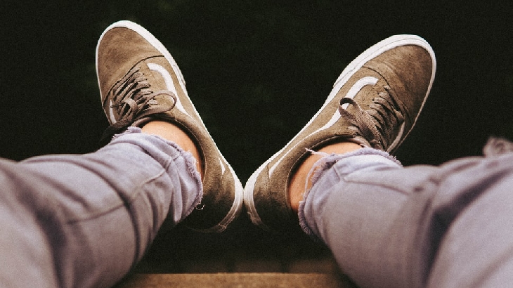 Kenakan sepatu selama penerbangan. (Foto: unsplash/DiAnh)