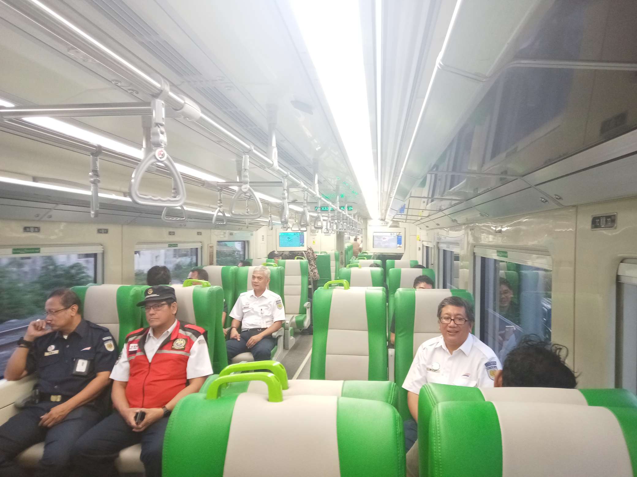 Kereta api (KA) Bandara Internasional Adi Soemarmo Solo melintas di kawasan Klaten, Jawa Tengah, Rabu (12/2). (MP/Ismail)