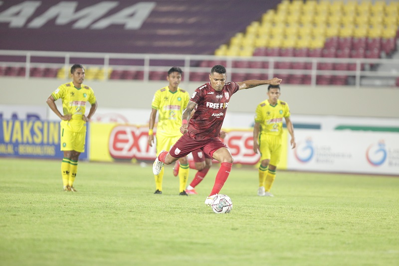 Pemain Persis Solo vs Hizbul Wathan FC di Stadion Manahan Solo, Senin (18/10). (MP/Ismail)