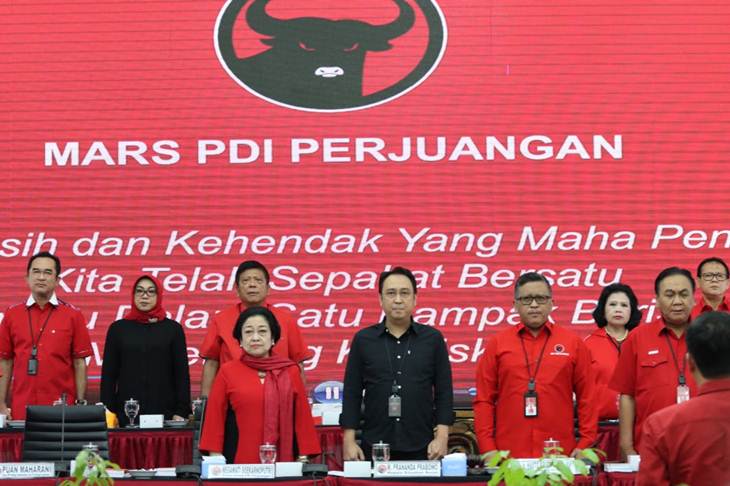 Megawati Soekarnoputri (depan-kiri) saat pengarahan kepada calon kepala daerah usungan PDIP. (Foto: Tim Media PDIP)