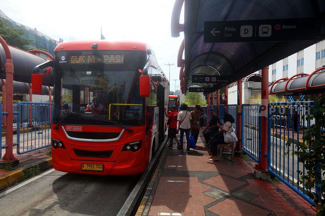 Suasana aktivitas penumpang menunggu kedatangan  bus di Terminal Blok-M di Jakarta, Rabu (8/1/2025).