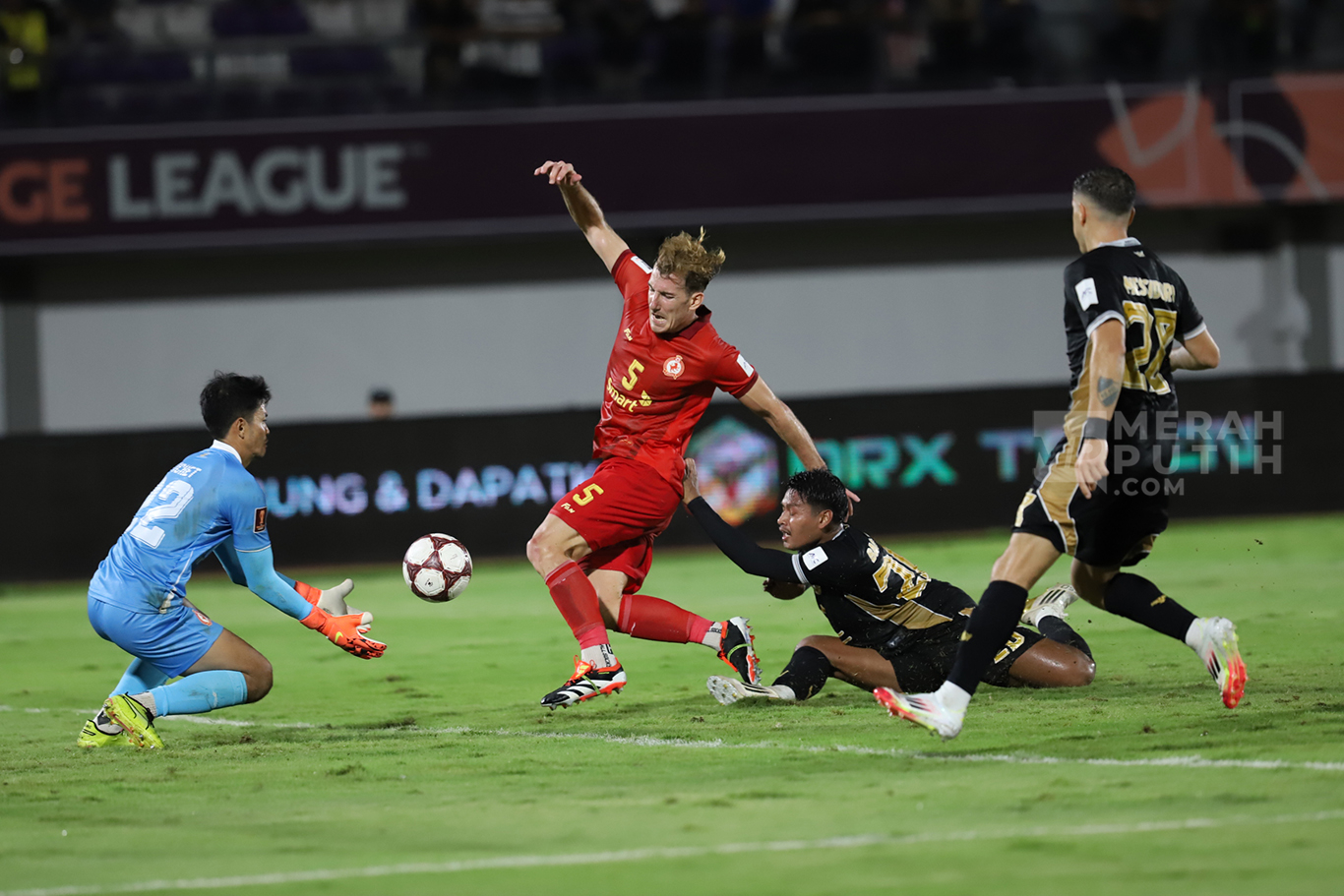 Pesepak Phnom Penh Crown pada pertandingan AFC Challenge League di Stadion Indomilk Arena, Kabupaten Tangerang, Banten, Minggu (26/10/2025).