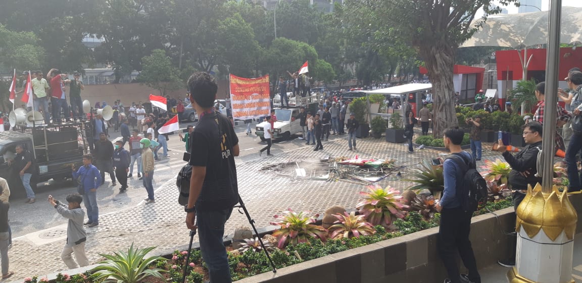 Bentrokan di depan KPK. Foto: MP/Ponco