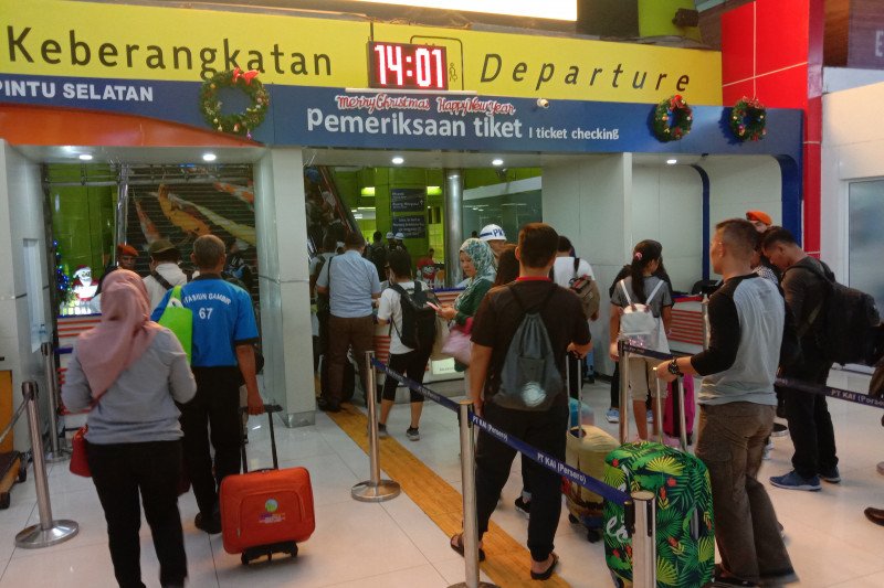 Ratusan penumpang memadati pintu keberangkatan Stasiun Gambir, Jakarta, Senin. (Afut Syafril)