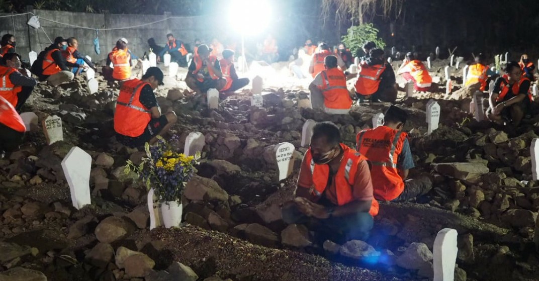 Pelanggar Protokol Kesehatan di Sidoarjo Disanksi Berdoa di Makam Korban COVID-19
