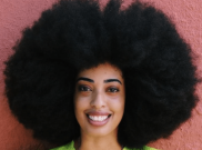 Perempuan Ini Pecahkan Rekor Afro Terbesar di Dunia
