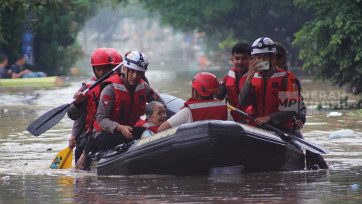 Evakuasi Korban Banjir Akibat Luapan Kali Cikeas dan Cileungsi Bogor