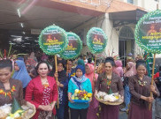 Pedagang Pasar Gede Mangayubagyo Bagikan Nasi Tumpeng Sambut Pernikahan Kaesang