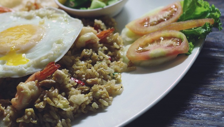Nasi goreng makanan khas Indonesia. (Foto: Pixabay/abierachman)
