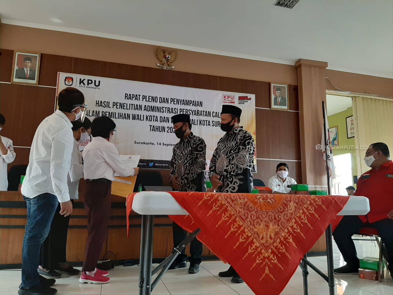 Pasangan Bagyo-Suparjo (Bajo) menerima hasil tes kesehatan dari KPU Solo, Senin (14/9). (MP/Ismail)