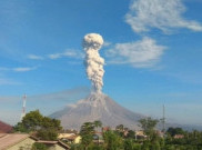Gunung Sinabung Semburkan Abu Vulkanis Setinggi 2.500 Meter
