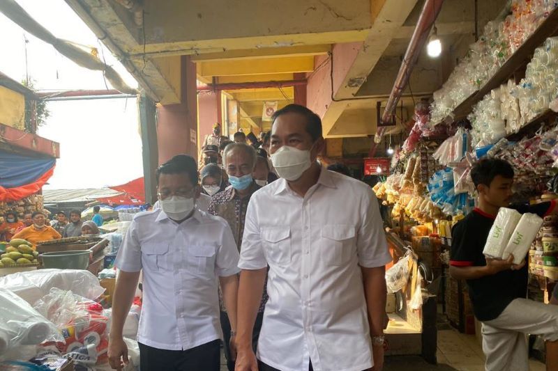 Kepala Badan Pangan Nasional / National Food Agency Arief Prasetyo Adi (kiri) bersama Menteri Perdagangan Muhammad Lutfi saat meninjau pasar Kebayoran Lama di Jakarta. ANTARA/HO-Badan Pangan Nasional
