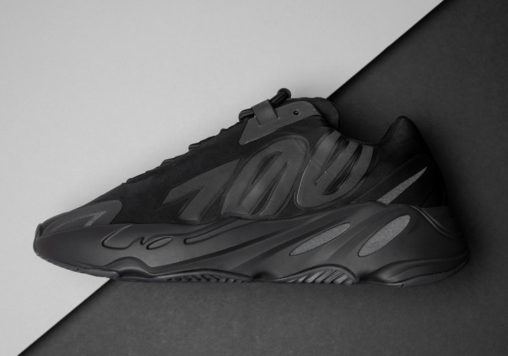 adidas Yeezy Boost 700 MNVN Triple Black”. (Foto: Sneaker News)