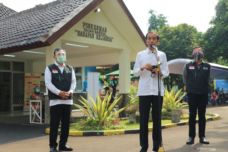Presiden Jokowi saat memantau kesiapan Puskesmas untuk vaksinasi COVID. (Foto: Sekretariat Presiden).