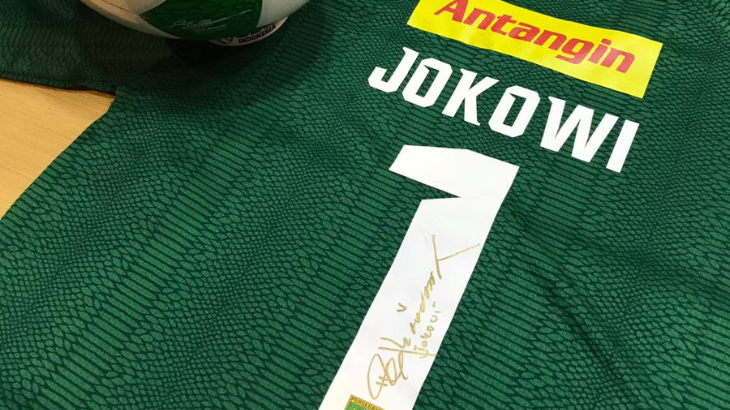 Jersey Spesial Persebaya untuk Jokowi