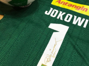 Jersey Spesial Persebaya untuk Jokowi