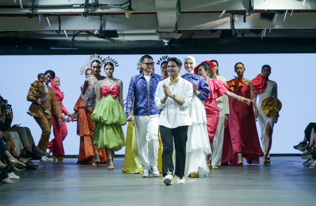 Renzi Lazuardi Hadirkan Keindahan Tenun Sengkang Bugis