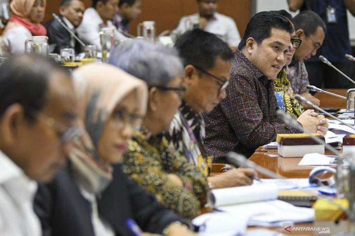 Menteri Badan Usaha Milik Negara (BUMN) Erick Thohir (kedua kanan) mengikuti rapat dengan Komisi VI DPR, di kompleks Parlemen, Jakarta, Senin (2/12/2019). Rapat tersebut membahas Penyertaan Modal Negara (PMN) pada Badan Usaha Milik Negara tahun anggaran 2019 dan 2020. ANTARA FOTO/Galih Pradipta/ama.