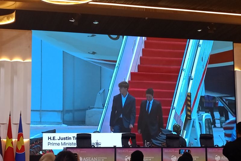 PM Kanada Beri Jokowi Jersey Basket