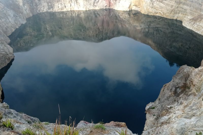 Badan Geologi Prediksi Jarak Lontaran Erupsi Gunung Kelimutu