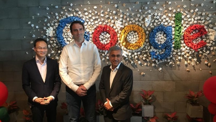   Managing Director Google Indonesia Randy Jusuf (kiri) dan Partner dan Leader of Asia Pacific Digital Practice dari Bain & Company, Florian Hoppe (tengah) di Kantor Google Indonesia, Jakarta, Senin. (Mentari Dwi Gayati)