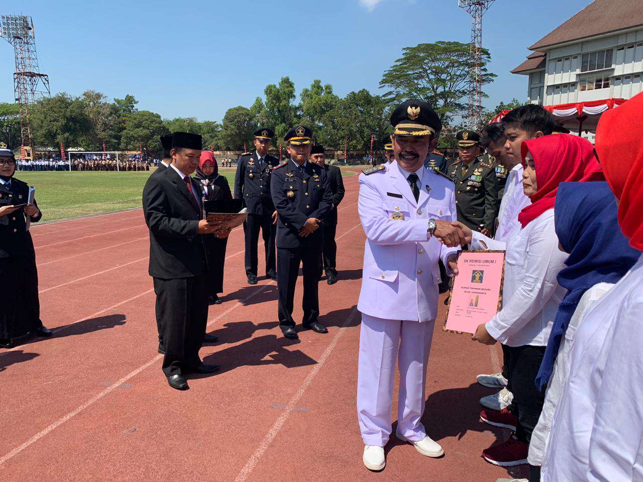 Wali Kota Solo, F.X. Hadi Rudyatmo menyerahkan Surat Keputusan (SK) remisi HUT ke-74 RI pada perwakilan napi Rutan Kelas 1A Surakarta, Jawa Tengah, Sabtu (17/8). (MP/Ismail)