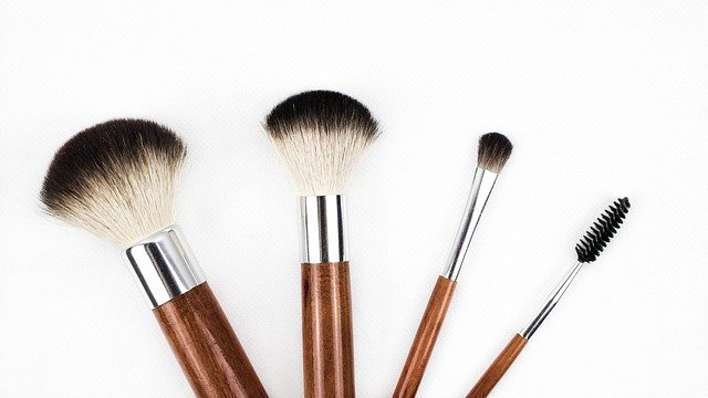 Concealer dulu sebelum foundation bisa mengatasi concealer keterangan. (Foto pixabay/kinkates)