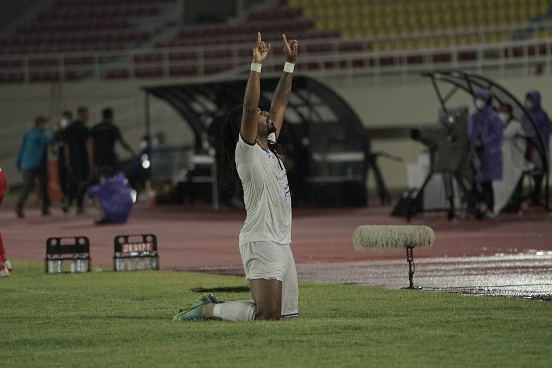 Penyerang asal Portugal Carlos Fortes merayakan gol ke gawang Persija Jakarta di Stadion Manahan Solo, Minggu (17/10). (MP/